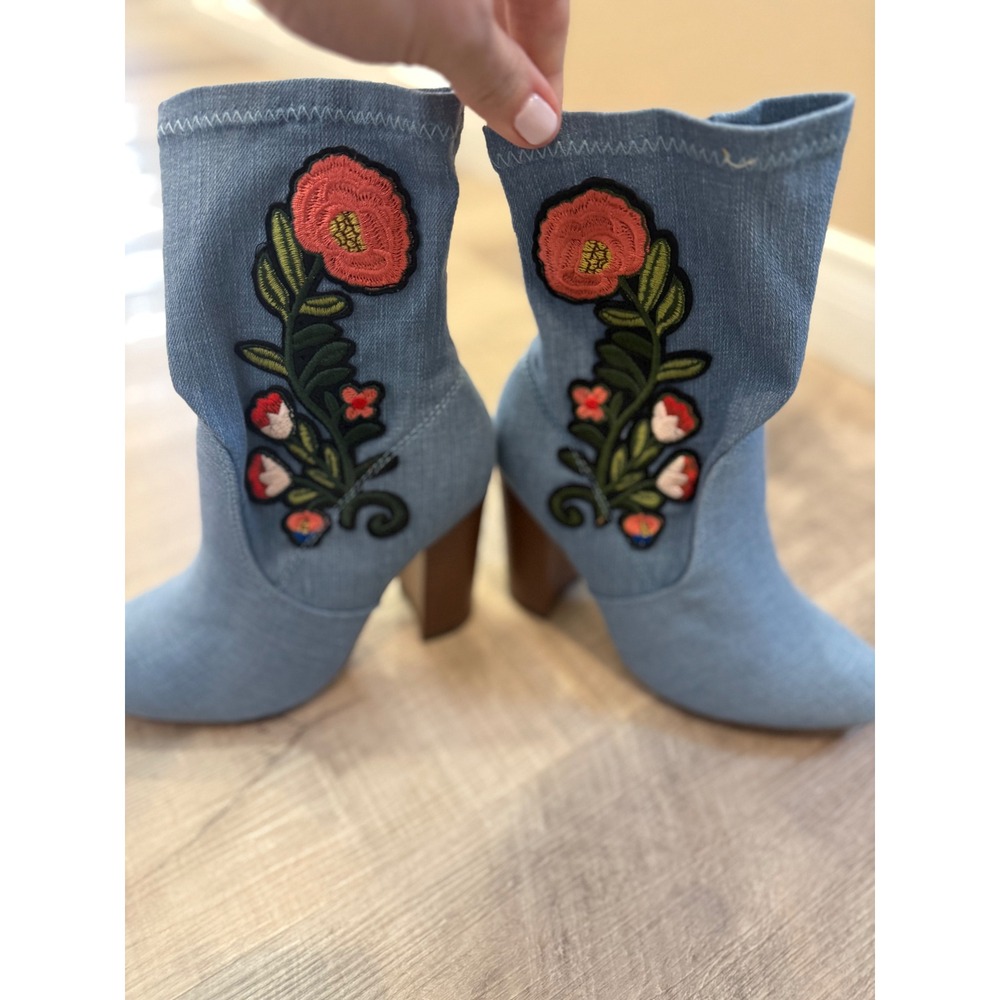 CHASE + CHLOE Embroidered‎ Denim Ankle Boots – Floral Boho Chic – Size 6